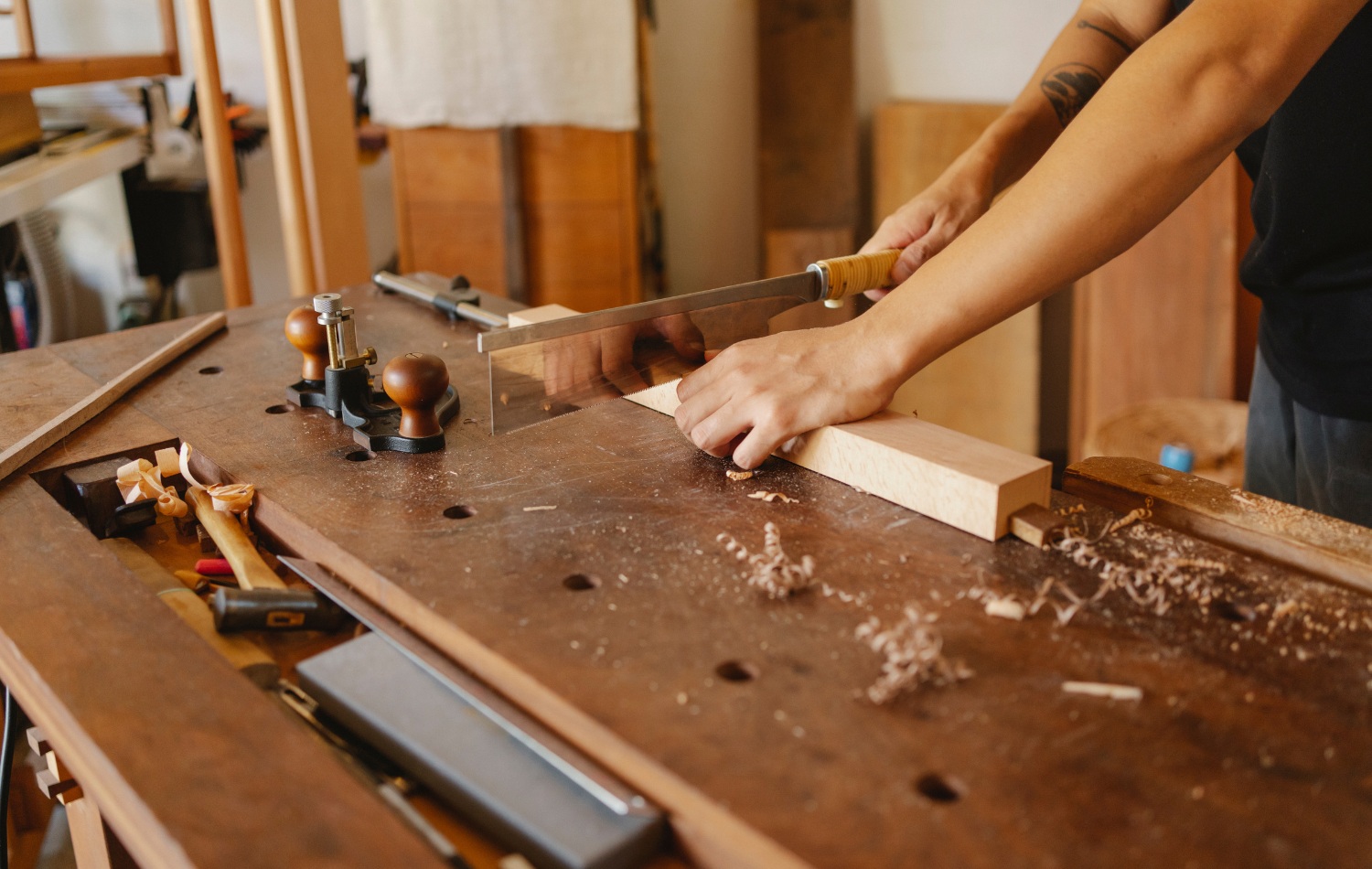 Japanese pull saw to cut a block of wood